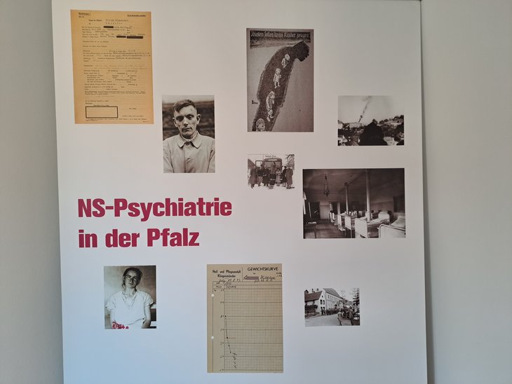Eine Info-Tafel zeigt Original-Schriftstücke und Fotos aus der NS-Zeit.