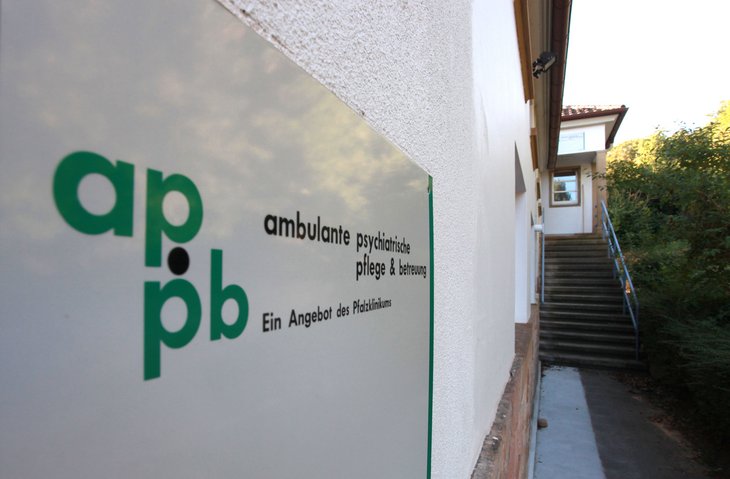 Eine Hauswand mit einem Schild, welches die Aufschrift:"appb" trägt