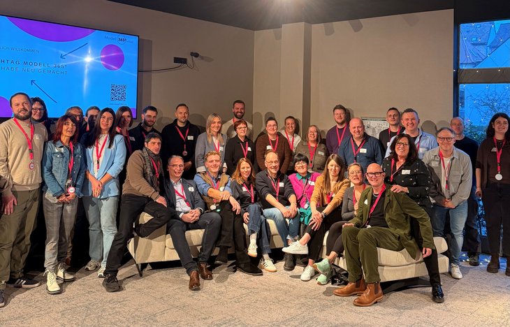 Gruppenfoto von Beteiligten des Fachtags im Foyer des Theaters