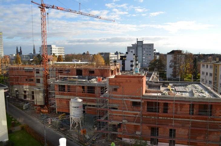 Im Herbst 2013 beherrschten Kräne das Bild an der Baustelle in der Lessingstraße 11. Ein Jahr später ist Einweihung.