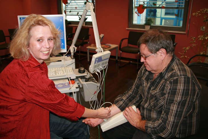 Am Tag der offenen Tür konnten sich die Besucher im MVZ anschauen, wie die Nervenleitgeschwindigkeit zum Beispiel an der Hand gemessen wird.