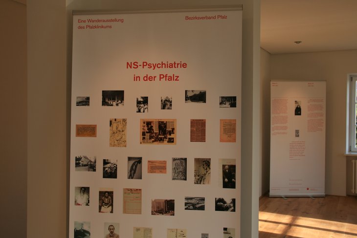 Die erste Tafel der Ausstellung, hier im Dokumentationszentrum des Pfalzklinikums.
