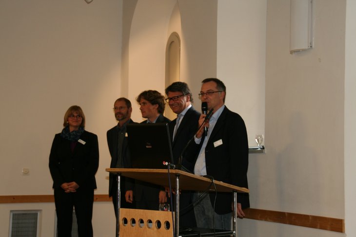 Rita Becker-Scharwatz, Dr. Markus Fani, Dr. Tobias Fritz sowie Uwe Pfeiffer gestalteten das Programm der Vortragsreihe zu dementiellen Erkrankungen am Welt-Alzheimertag im Alten Kaufhaus. Sven Kaufmann moderierte die Veranstaltung.