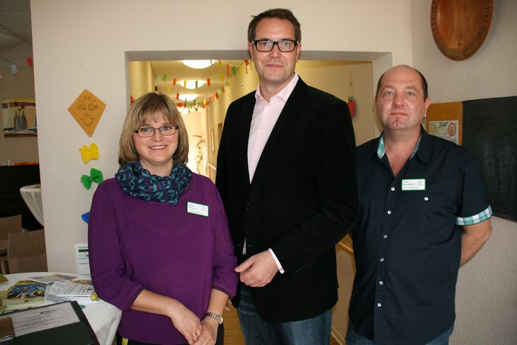 Minister Schweitzer mit Tagesstätten-Leiterin Rita Becker-Scharwatz und ihrem Stellvertreter Sven Kleinböck