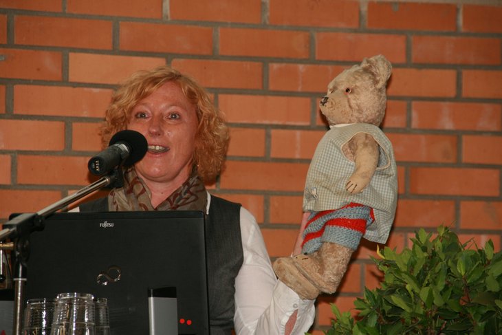 Stofftiere helfen Kindern dabei, gut einzuschlafen: Oberärztin Christine Zbick-Schmitt stellte bei ihrem Vortrag ihren eigenen Teddy „Paul“ vor.