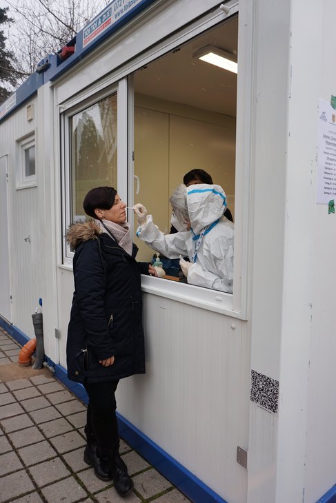 Eine Frau lässt sich testen