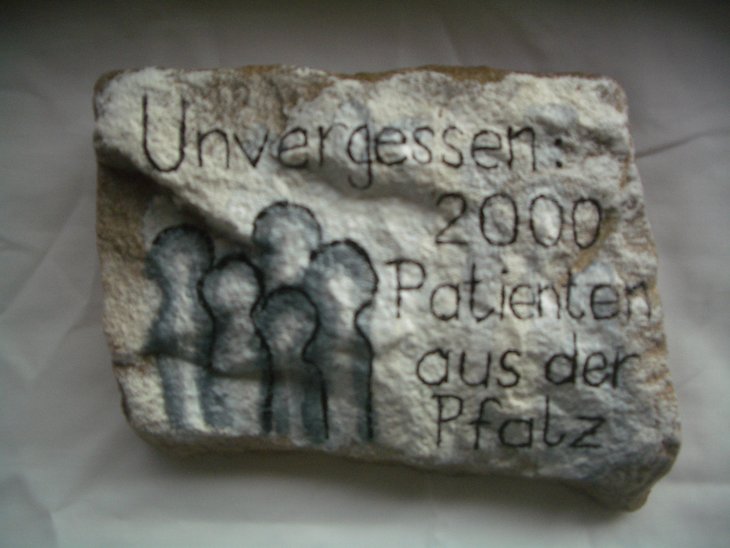 Der bemalte Sandstein wurde von der Patientin Vanessa F. im Rahmen der Kunsttherapie gestaltet.