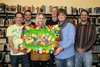 Florian Bilic, Isabelle Jung und Andreas Philipp (vorne v.l.n.r.) von der Schülervertretung nahmen die Blumenwiese in Empfang. Hinten v.l.n.r. Markus Geib und Dr. Martin Kostial von der Tagesklinik und Vertrauenslehrer Daniel Knoll.
