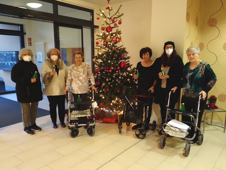 Gruppenbild der Beteiligten bei der Übergabe der Tannenbäume