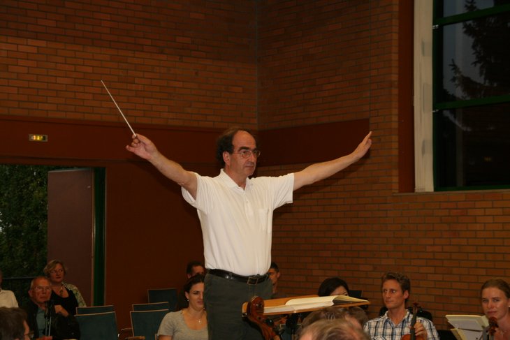 Reinhard Steinberg leitet seit 44 Jahren das Bayerische Ärzteorchester, hier proben die Musiker im Pfalzklinikum.