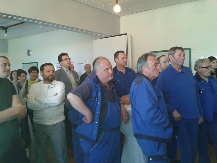 Zufriedene Mitarbeiterinnen und Mitarbeiter nach der Zertifizierung.
