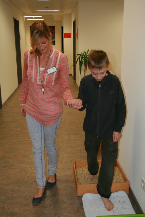 Assistenzärztin Joana Dechow führte den kleinen Max über den Barfußpfad.