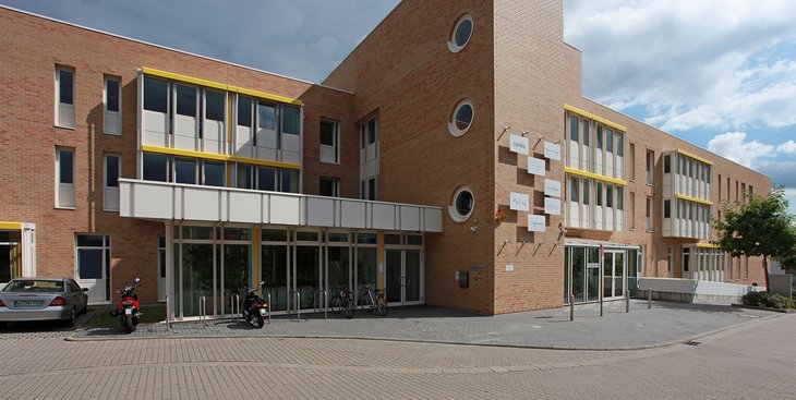 Hier sieht man das Gebäude der Klinik für Psychiatrie, Psychosomatik und Psychotherapie in Kaiserslautern. Es ist eine Einrichtung des Pfalzklinikums. Das Gebäude sieht freundlich und modern aus.