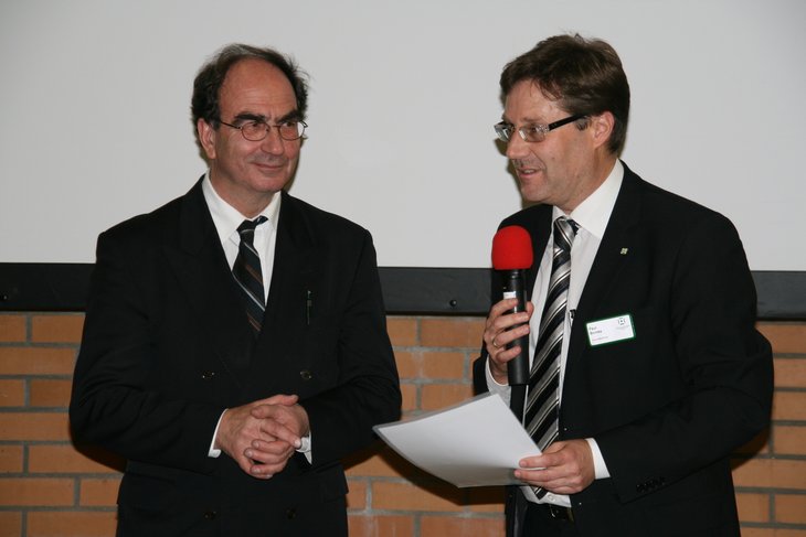 Pfalzklinikum-Geschäftsführer Paul Bomke (rechts) überreichte Professor Steinberg die Urkunde über die Versetzung in den Ruhestand.