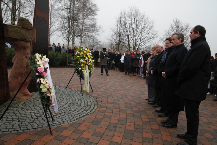 Die Leiterin des Pfalzinstituts für Hören und Kommunikation, Dr. Hiltrud Funk, der Ortsbürgermeister von Klingenmünster, Erwin Grimm, Pfalzklinikum-Geschäftsführer Paul Bomke, der Bezirkstagsvorsitzende Theo Wieder und der Landesbeauftragte für Menschen mit Behinderung, Ottmar Miles-Paul legten an der Gedenkstätte für die Opfer des Nationalsozialismus Kränze nieder.