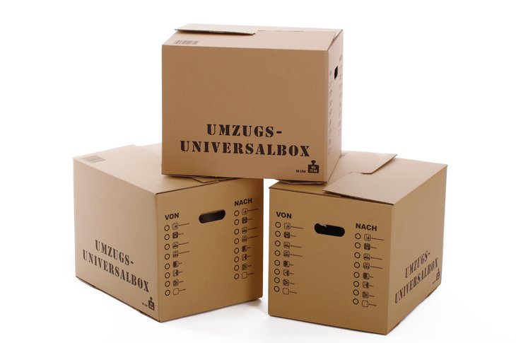 Drei Umzugskartons aufeinander gestapelt