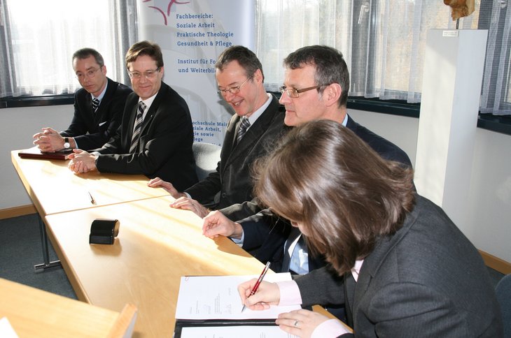 Unterzeichneten den Vertrag zur neuen Stiftungsprofessur: (v.l.n.r.) Dr. Rainer Ziday (Geschäftsführer der Gemeinnützigen Gesellschaft zur Förderung von Wissenschaft und Bildung mbH), Paul Bomke (Geschäftsführer des Pfalzklinikums), Prof. Peter Orth (Rektor der Katholischen Hochschule Mainz), Dr. Gerald Gaß (Geschäftsführer des Landeskrankenhauses) und Sophie Grobler (regionale Geschäftsführerin des Stifterverbandes für die Deutsche Wissenschaft).