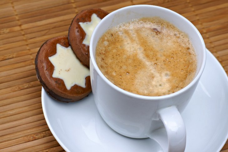 Eine Kaffeetasse mit Gebäck 