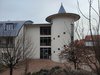 Gebäude der Ergotherapieschule des Pfalzklinikums: Ein modernes Haus mit Türmchen