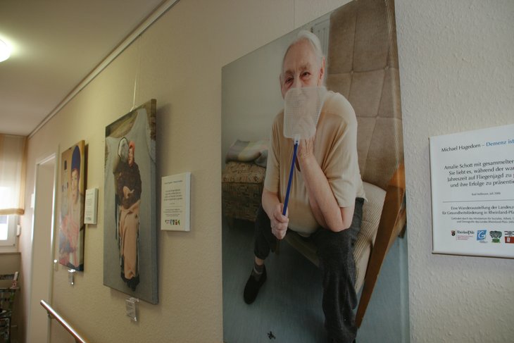 Wie Menschen mit Demenz umgehen zeigen die Fotos von Michael Hagedorn.
