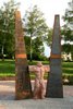 Die Gedenkstätte des Pfalzklinikums: eine Steinfigur ist eingeklemmt zwischen zwei Metallstücke.