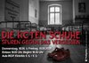 Das Foto zeigt den Schlafsaal eines Kinderheims in der NS-Zeit und rote Schuhe im Vordergrund. Die Aufführungstermine des Theaterstücks stehen darauf.
