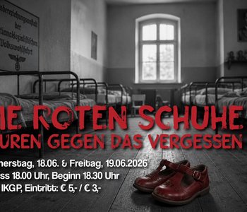 Das Foto zeigt den Schlafsaal eines Kinderheims in der NS-Zeit und rote Schuhe im Vordergrund. Die Aufführungstermine des Theaterstücks stehen darauf.