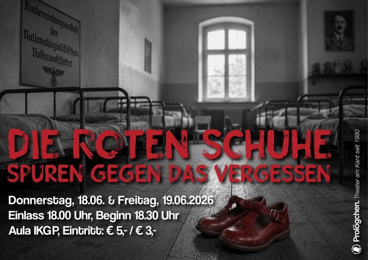 Das Foto zeigt den Schlafsaal eines Kinderheims in der NS-Zeit und rote Schuhe im Vordergrund. Die Aufführungstermine des Theaterstücks stehen darauf.