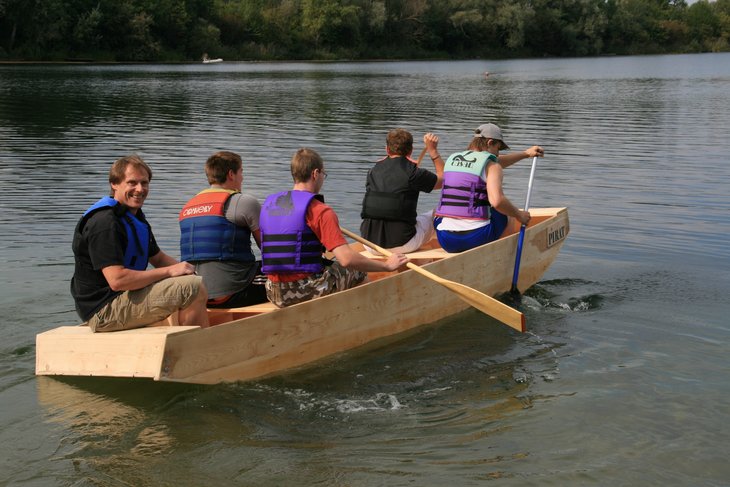 „Alle in einem Boot“ – Sozialpädagoge Stefan Weber (links) und die Patienten der ST-Station gingen mit der „Pirat“ auf Jungfernfahrt.
