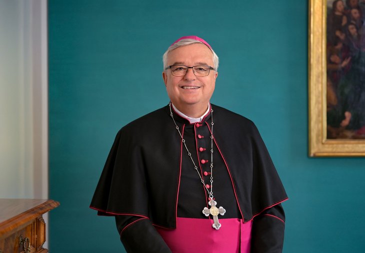 Bischof Karl-Heinz Wiesemann feiert die diesjährige Christmette in der Klinikkirche des Pfalzklinikums. Das Foto zeigt ihn in seinem liturgischen Gewand.