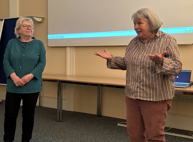 Das Bild zeigt Schauspielerin Elisabeth Volz und Regisseurin Rosa Tritschler im Gespräch mit dem Publikum.