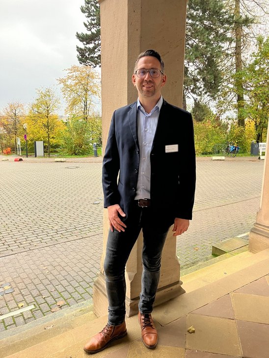 Ein Mann steht an einer Säule, er hat eine neue Aufgabe im Pfalzklinikum übernommen.