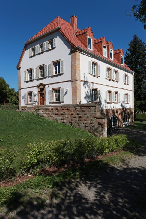 Im ehemaligen Pförtnerhaus an der Haupteinfahrt ist die Wanderausstellung zu sehen.