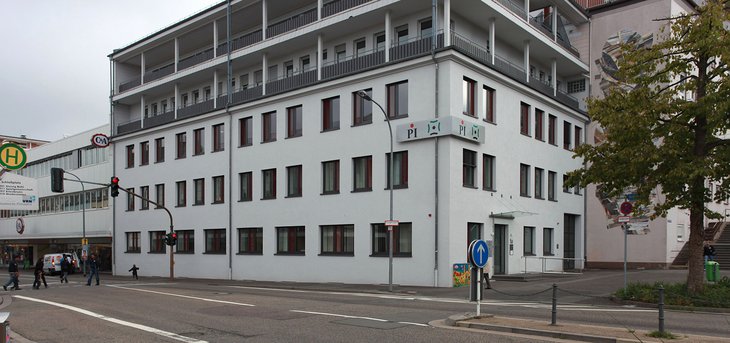 In Pirmasens befindet sich eine Tagesklinik der Kinder- und Jugendpsychiatrie. Auf dem Bild sieht man das Außensicht des Gebäudes der Tagesklinik.