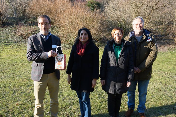 Chefarzt Dr. Günther Stratmann (ganz links) und Markus Geib (ganz rechts) nahmen die Spende von Pfarrerin Almendra García de Reuter (2. v.l.) und Verbands- und Ortsbürgermeisterin Kathrin Flory (3.v.l.) entgegen.