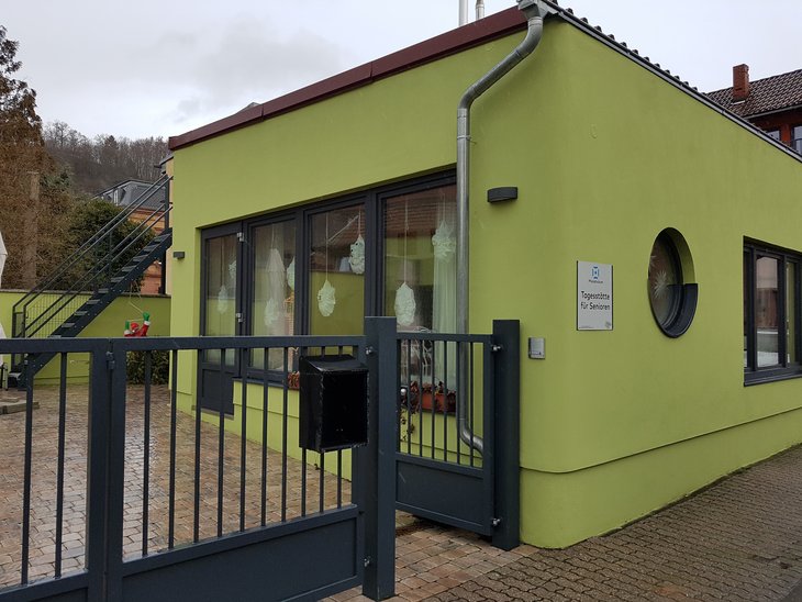 Außenansicht des Gebäudes der Tagesstätte für Senioren mit Demenz-Schwerpunkt