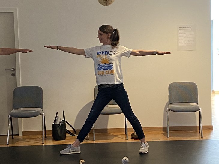 Junge Frau, die Yogaübung macht