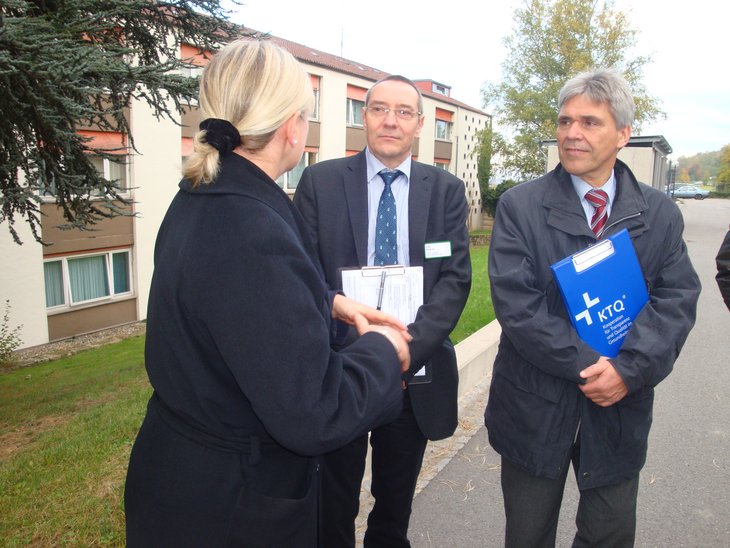 Pflegedienstleiterin Julitta Hinz mit Visitationsbegleiter Lutz Böttcher und Visitor Jens Ritter.
