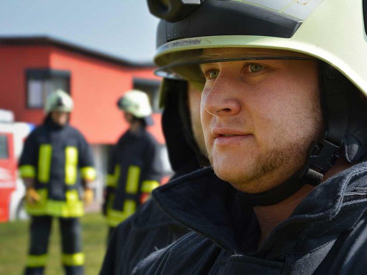Man sieht einen Mann in Arbeitskleidung bei der Werkfeuerwehr 