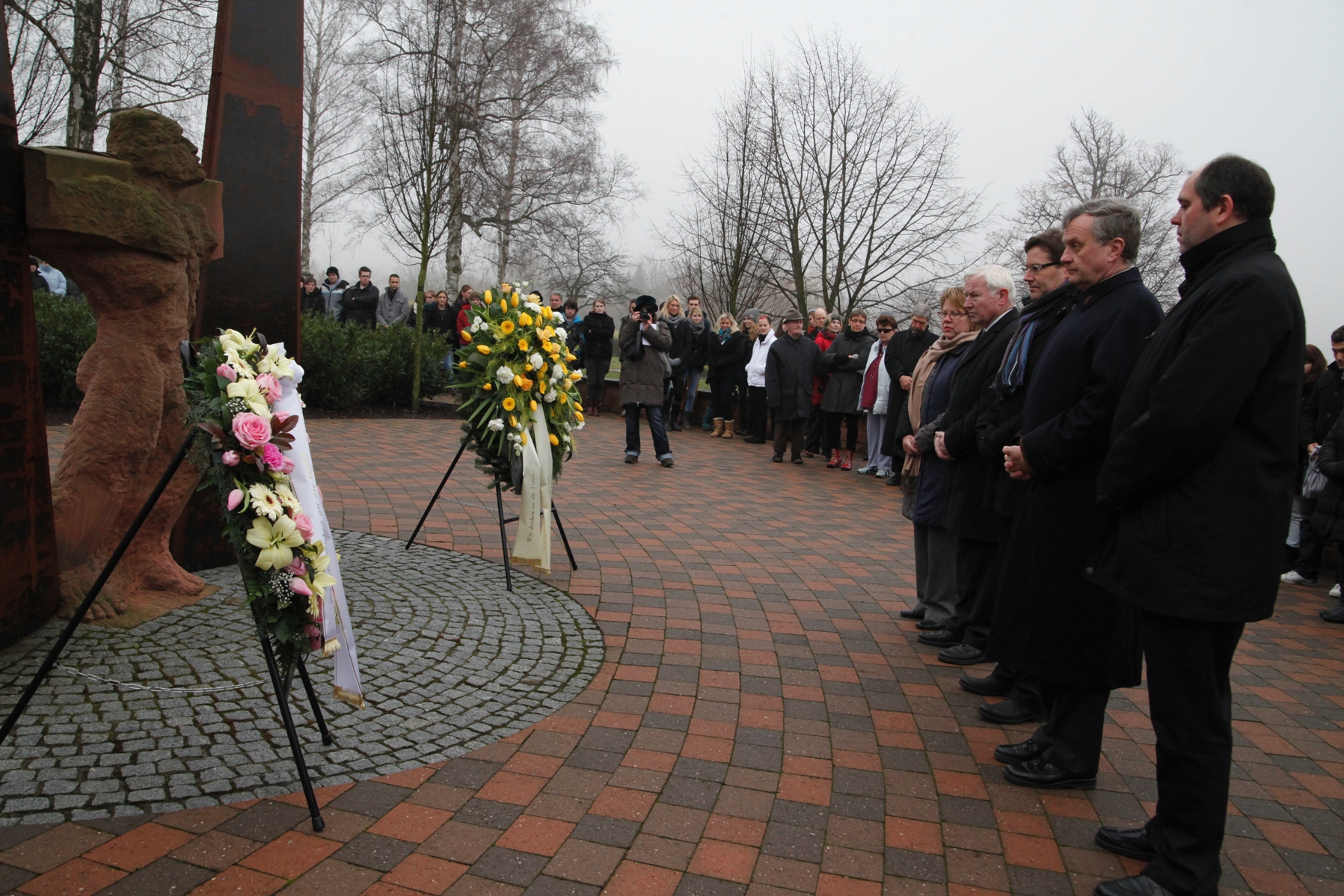 Die Leiterin des Pfalzinstituts für Hören und Kommunikation, Dr. Hiltrud Funk, der Ortsbürgermeister von Klingenmünster, Erwin Grimm, Pfalzklinikum-Geschäftsführer Paul Bomke, der Bezirkstagsvorsitzende Theo Wieder und der Landesbeauftragte für Menschen mit Behinderung, Ottmar Miles-Paul legten an der Gedenkstätte für die Opfer des Nationalsozialismus Kränze nieder.