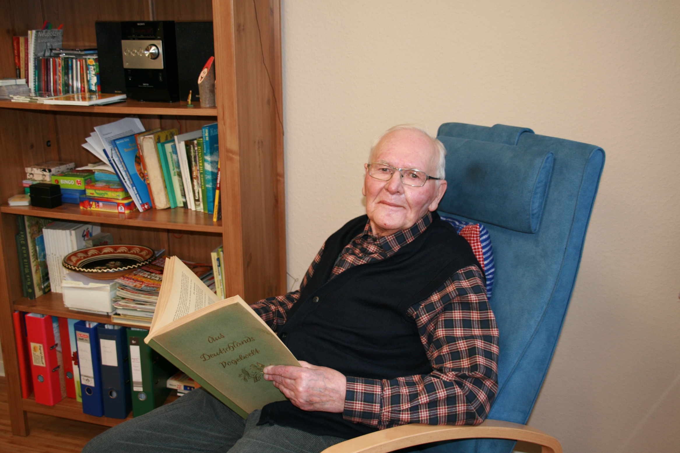 Das Konzept der Tagesstätte besteht in der Aktivierung und Förderung von Menschen mit Demenz – hier einer der Tagesgäste beim Lesen.