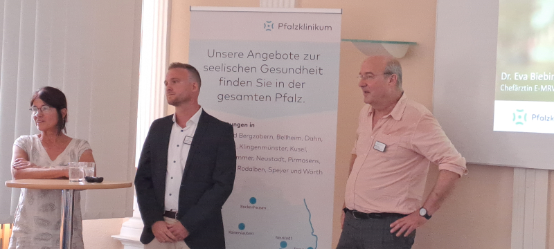 Zwei Männer und eine Frau sind auf dem Foto zu sehen, die Referent*innen des Vortrags am Fest der Vielfalt.