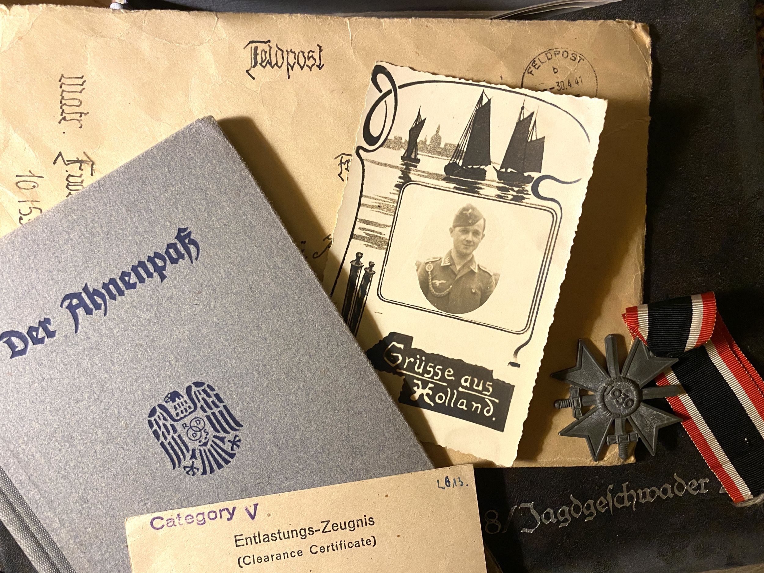 Das Foto zeigt Dokumente aus der NS-Zeit: einen Ahnenpass, ein Foto und Feldpost.